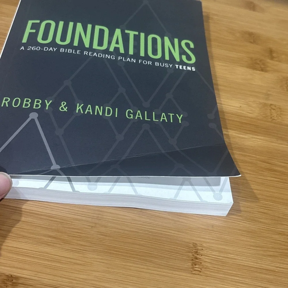 Foundations - Teen Devotional: A 260-Day‎ Bible Reading Plan for Busy Teens